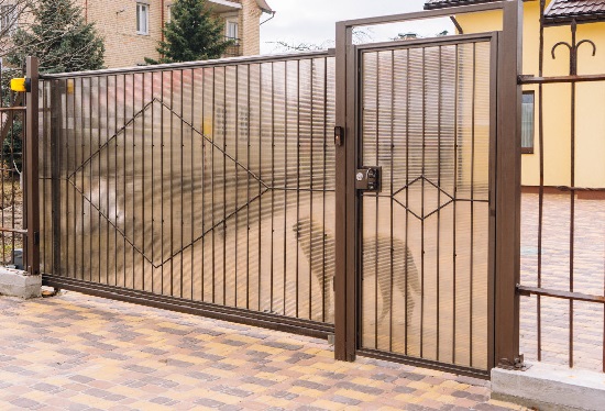 Купить ворота из профлиста с элементами ковки, с металлическими столбами в рамке или под дерево в Урае от 154575 руб